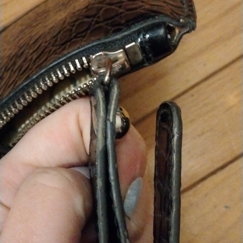Guess wristlet - Picture 6 of 11